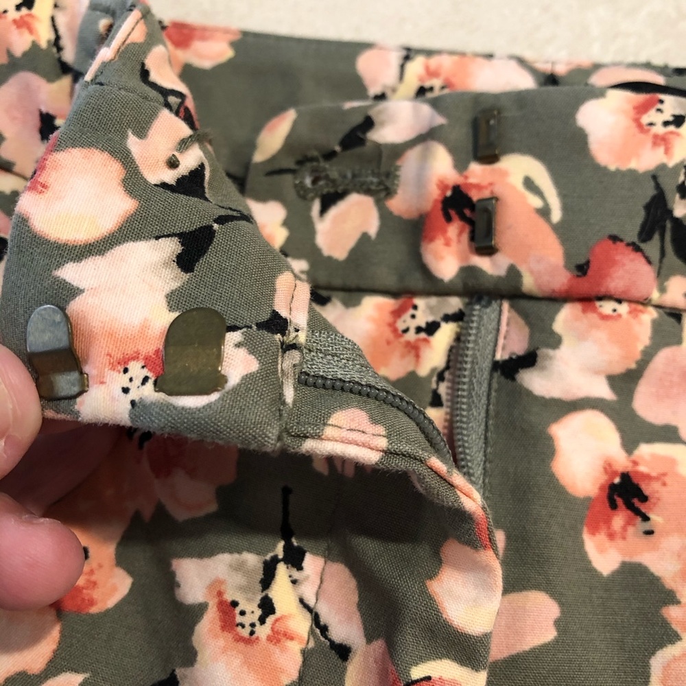 ⭐️ White House Black Market 5' Floral Shorts - Picture 7 of 14